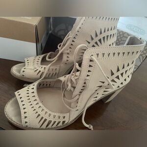 Natural/light pink leather Vince Camuto shoes